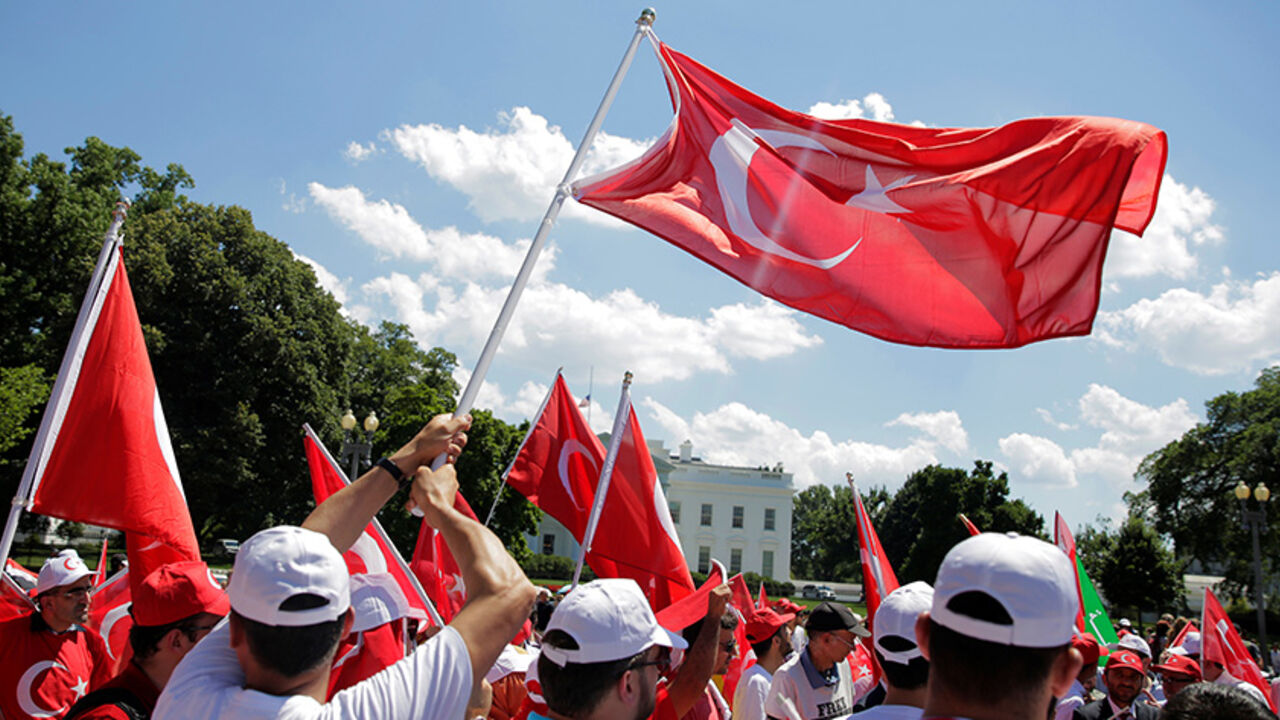 TURKEY-SECURITY/USA Turkish demonstrators rally against the coup attempt in Turkey at the White House in Washington, U.S., July 17, 2016. REUTERS/Joshua Roberts - RTSIFL5
