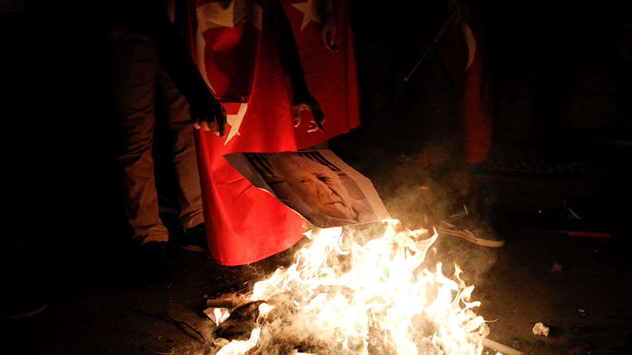 TURKEY-SECURITY/ A supporter of Turkish President Tayyip Erdogan prepares to burn a photo of U.S.-based cleric Fethullah Gulen during a pro-government demonstration on Taksim Square in Istanbul, Turkey, July 18, 2016. REUTERS/Alkis Konstantinidis - RTSILD0