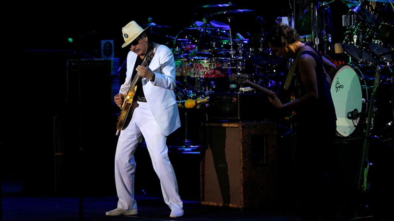 SPAIN-ENTERTAINMENT/ Musician Carlos Santana (L) performs during a concert at the Starlite Festival in Marbella, southern Spain, July 24, 2016. REUTERS/Jon Nazca - RTSJFY7