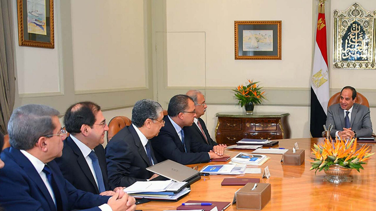 EGYPT-ECONOMY/IMF Egyptian President Abdel Fattah al-Sisi (R) attends a meeting with Egypt's Prime Minister Sherif Ismail (2nd R) and members of the government's Economic Ministerial Committee to discuss future economic indicators and figures of the general budget and the results of the talks with the International Monetary Fund (IMF) at the Ittihadiya presidential palace in Cairo, Egypt July 27, 2016 in this handout picture courtesy of the Egyptian Presidency. The Egyptian Presidency/Handout via REUTERS ATTENTION EDITORS -
