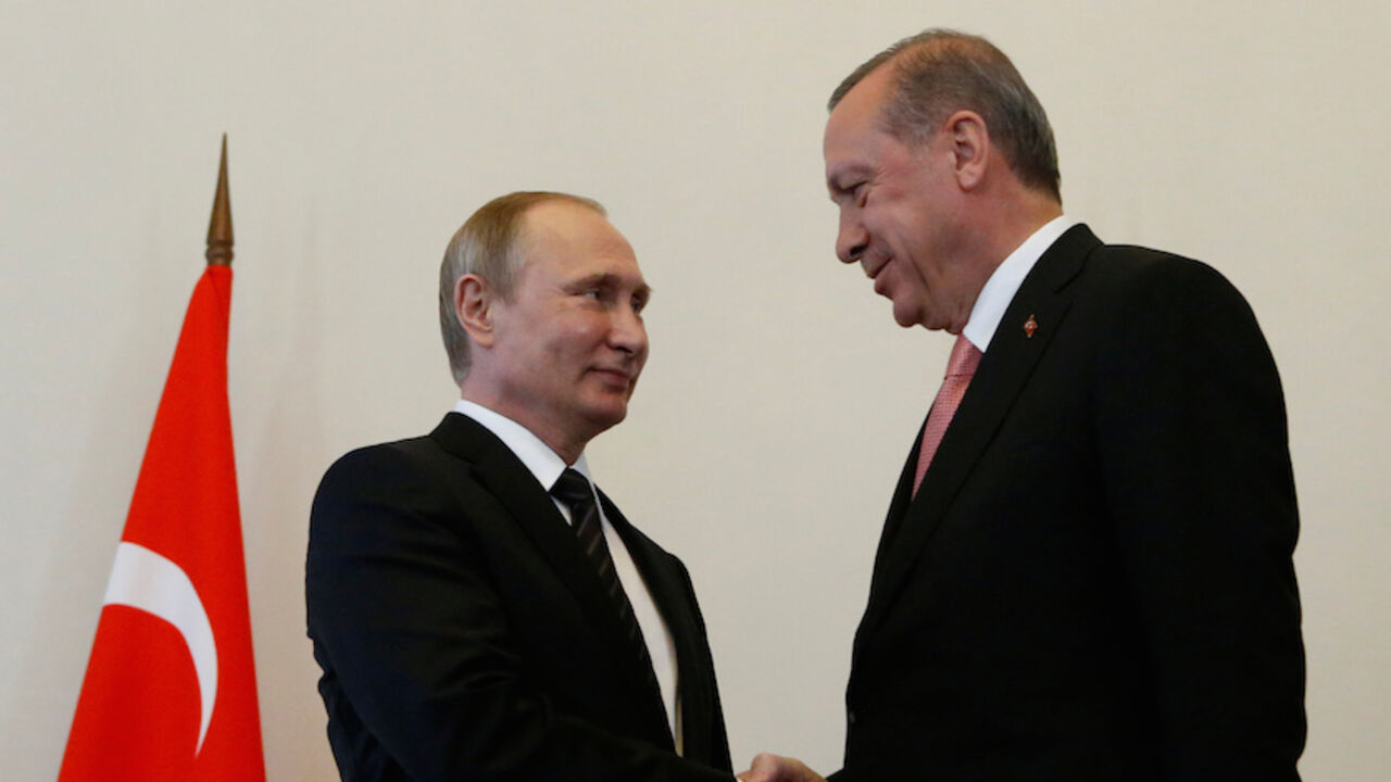Russian President Putin shakes hands with Turkish President Erdogan during their meeting in St. Petersburg Russian President Vladimir Putin shakes hands with Turkish President Tayyip Erdogan during their meeting in St. Petersburg, Russia, August 9, 2016. REUTERS/Sergei Karpukhin TPX IMAGES OF THE DAY - RTSM27W