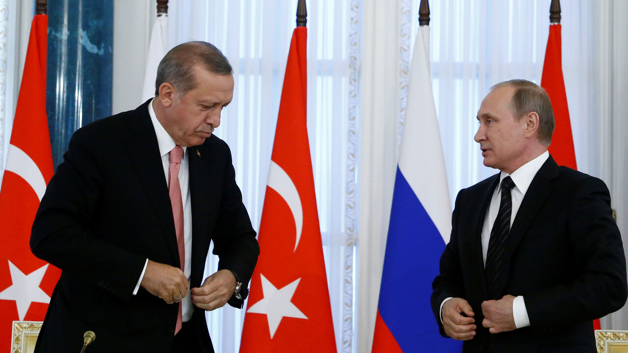 RUSSIA-TURKEY/ Russian President Vladimir Putin and Turkish President Tayyip Erdogan attend a news conference following their meeting in St. Petersburg, Russia, August 9, 2016. REUTERS/Sergei Karpukhin - RTSM4JY