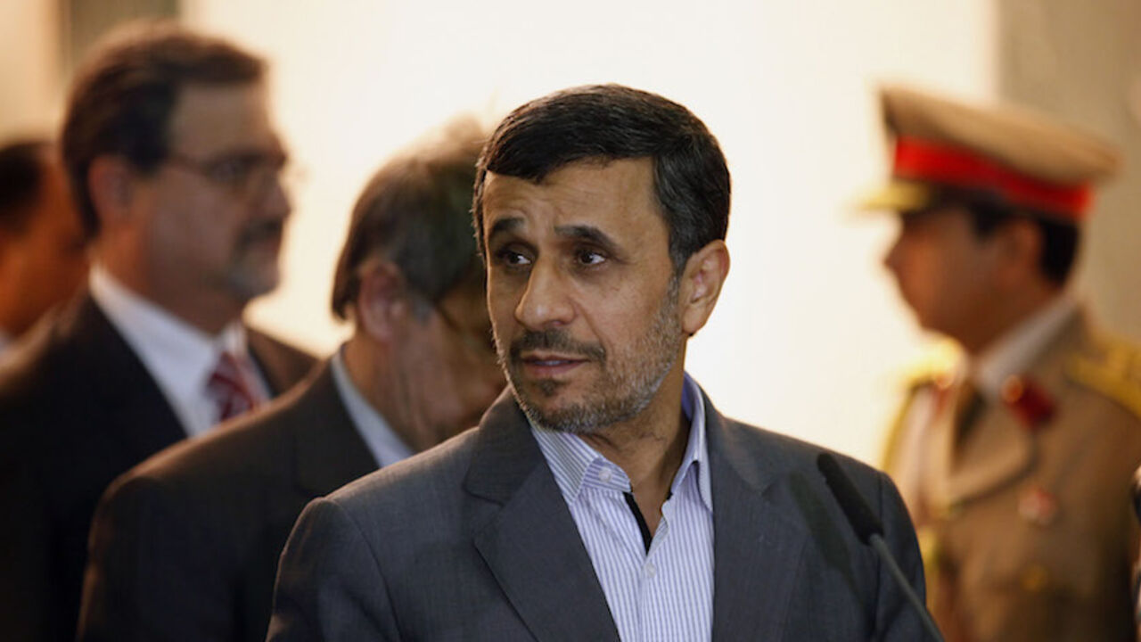 Iran's President Mahmoud Ahmadinejad meets with Iraq's Vice President Khudair al-Khuzaie during his visit in Baghdad Iran's President Mahmoud Ahmadinejad (C) meets with Iraq's Vice President Khudair al-Khuzaie (not seen) during his visit in Baghdad July 18, 2013. REUTERS/Hadi Mizban/Pool (IRAQ - Tags: POLITICS) - RTX11QSK