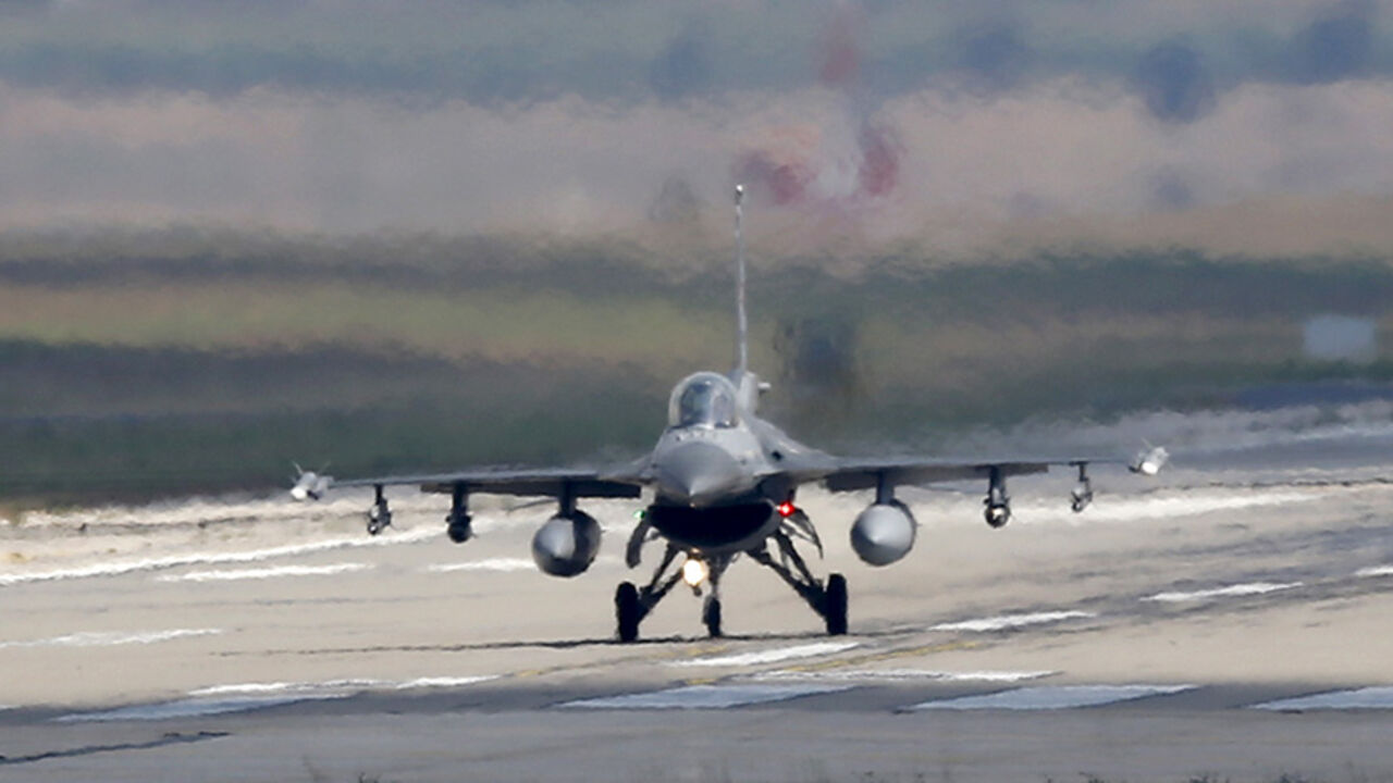 MIDEAST-CRISIS/INCIRLIK A Turkish Air Force F-16 fighter jet lands at Incirlik air base in Adana, Turkey, August 11, 2015. REUTERS/Murad Sezer - RTX1NXHJ