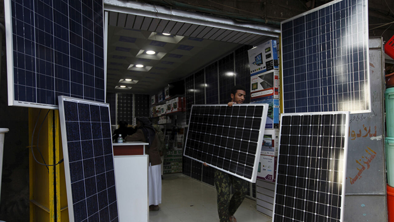 YEMEN-SECURITY/ A man carries a solar panel amid a severe shortage of electric power in Yemen's capital Sanaa November 28, 2015. REUTERS/Mohamed al-Sayaghi - RTX1W96L