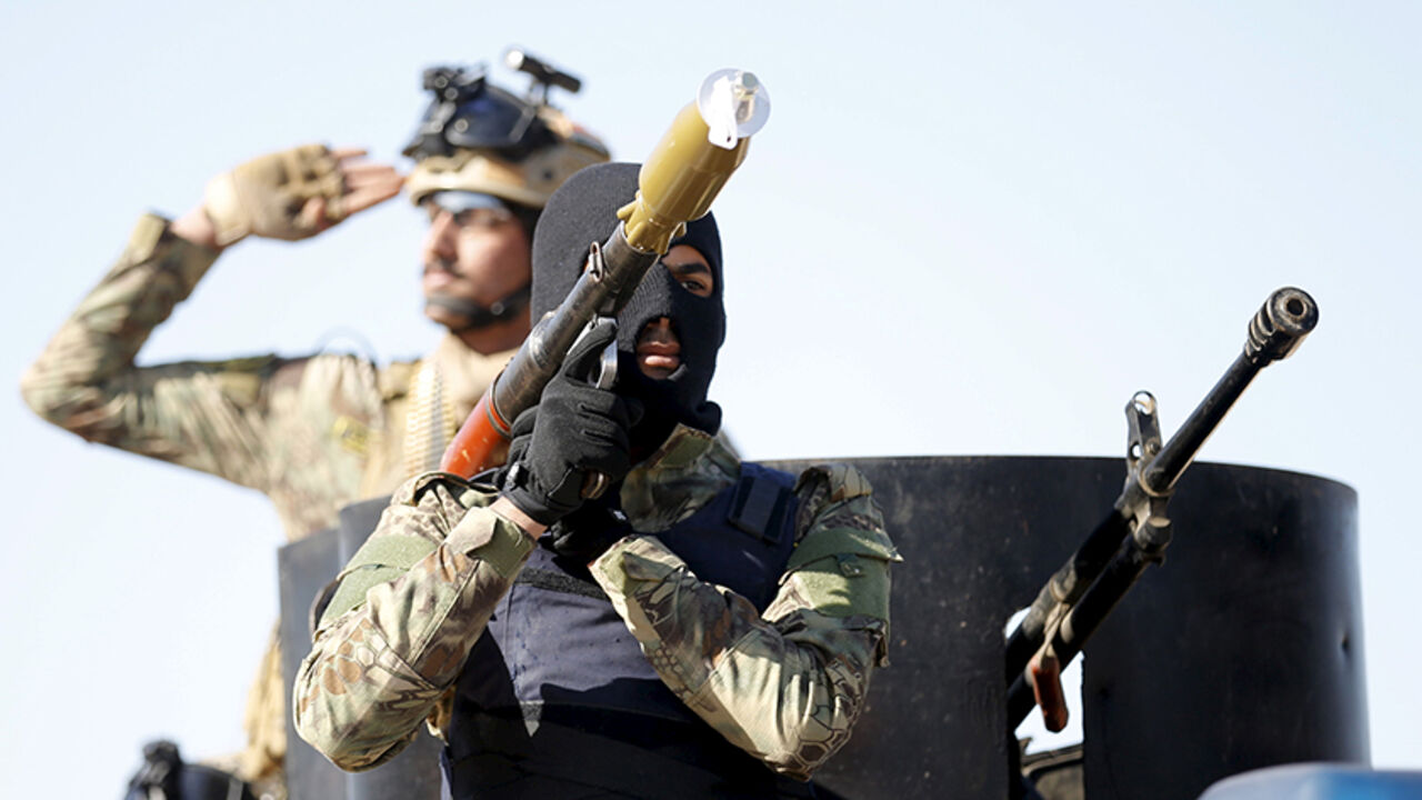 MIDEAST-CRISIS/IRAQ-ARMY Iraqi Sunni Muslim fighters from Hashid Shaabi (Popular Mobilization) take part in a parade during a ceremony marking the Iraqi Police Day at Amiriyat al-Fallujah in Anbar province, January 9, 2016. REUTERS/Thaier Al-Sudani - RTX21NHG