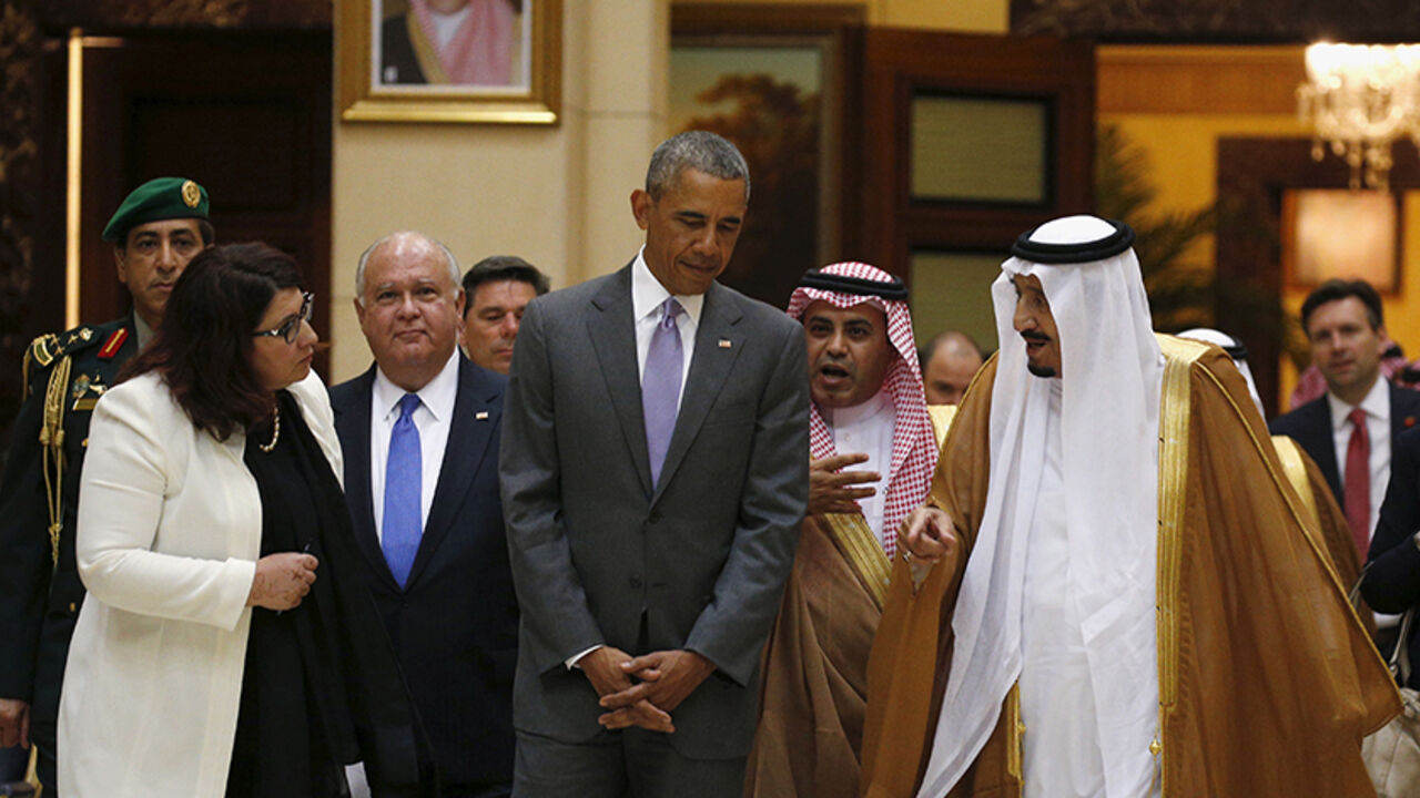 USA-GULF/OBAMA U.S. President Barack Obama and Saudi King Salman (R) walk together following their meeting at Erga Palace in Riyadh, Saudi Arabia April 20, 2016. REUTERS/Kevin Lamarque - RTX2AU9Y