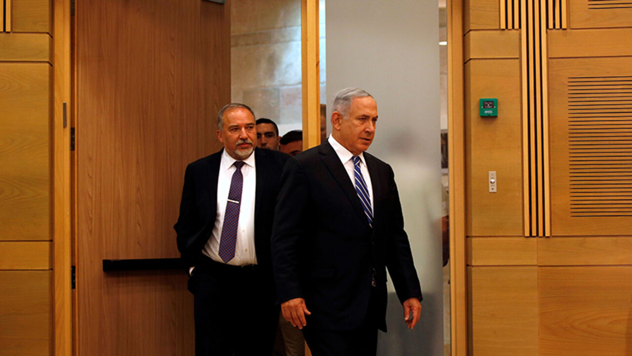 ISRAEL-DEFENCE/POLICY Israeli prime minister Benjamin Netanyahu (R) enters to a media conference together with Israel's new Defence Minister Avigdor Lieberman, head of far-right Yisrael Beitenu party, following Lieberman's swearing-in ceremony at the Knesset, the Israeli parliament, in Jerusalem May 30, 2016. REUTERS/Ronen Zvulun - RTX2EVOW