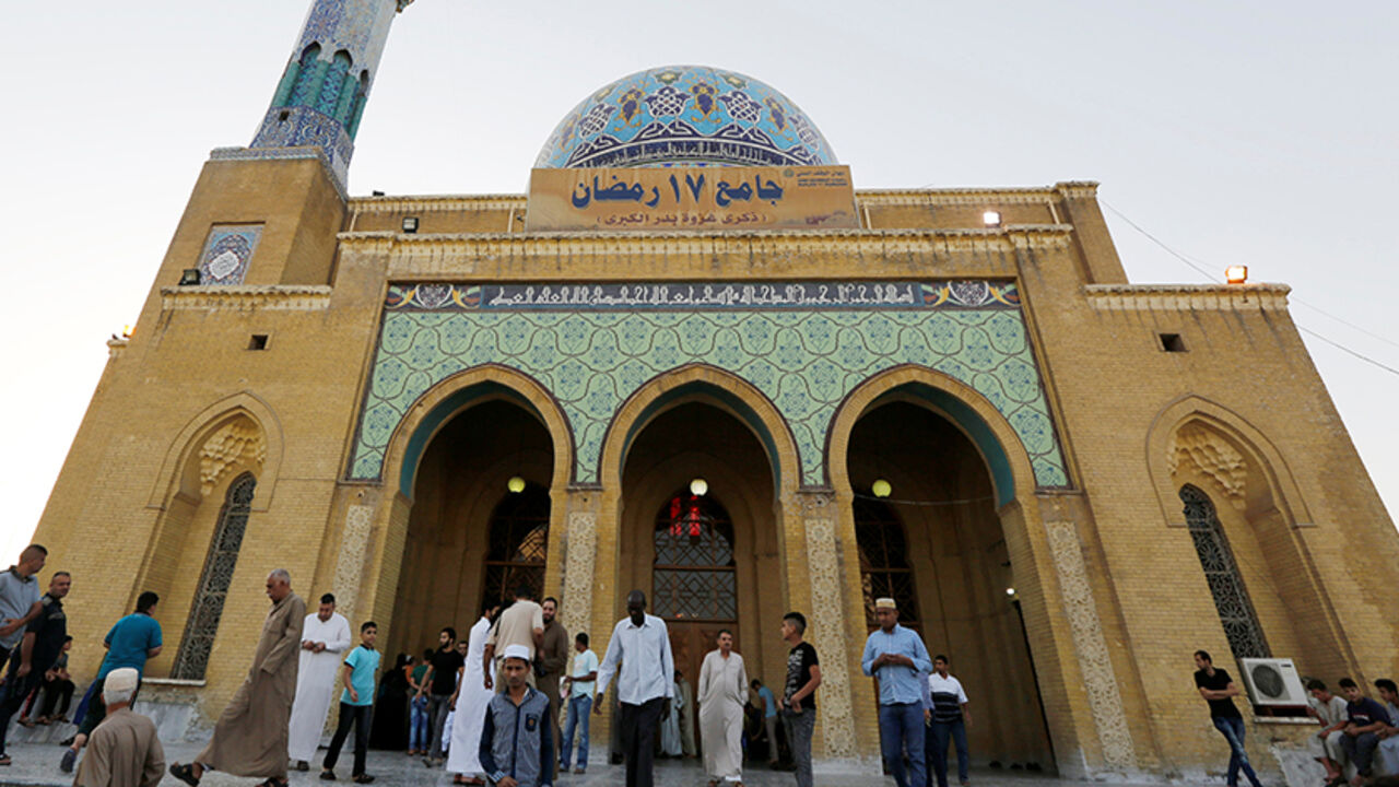 RELIGION-EID/ Sunni Muslims attend prayers at a mosque, during Eid al-Fitr as they mark the end of the fasting month of Ramadan, in Baghdad, Iraq July 6, 2016. REUTERS/Ahmed Saad - RTX2JW80