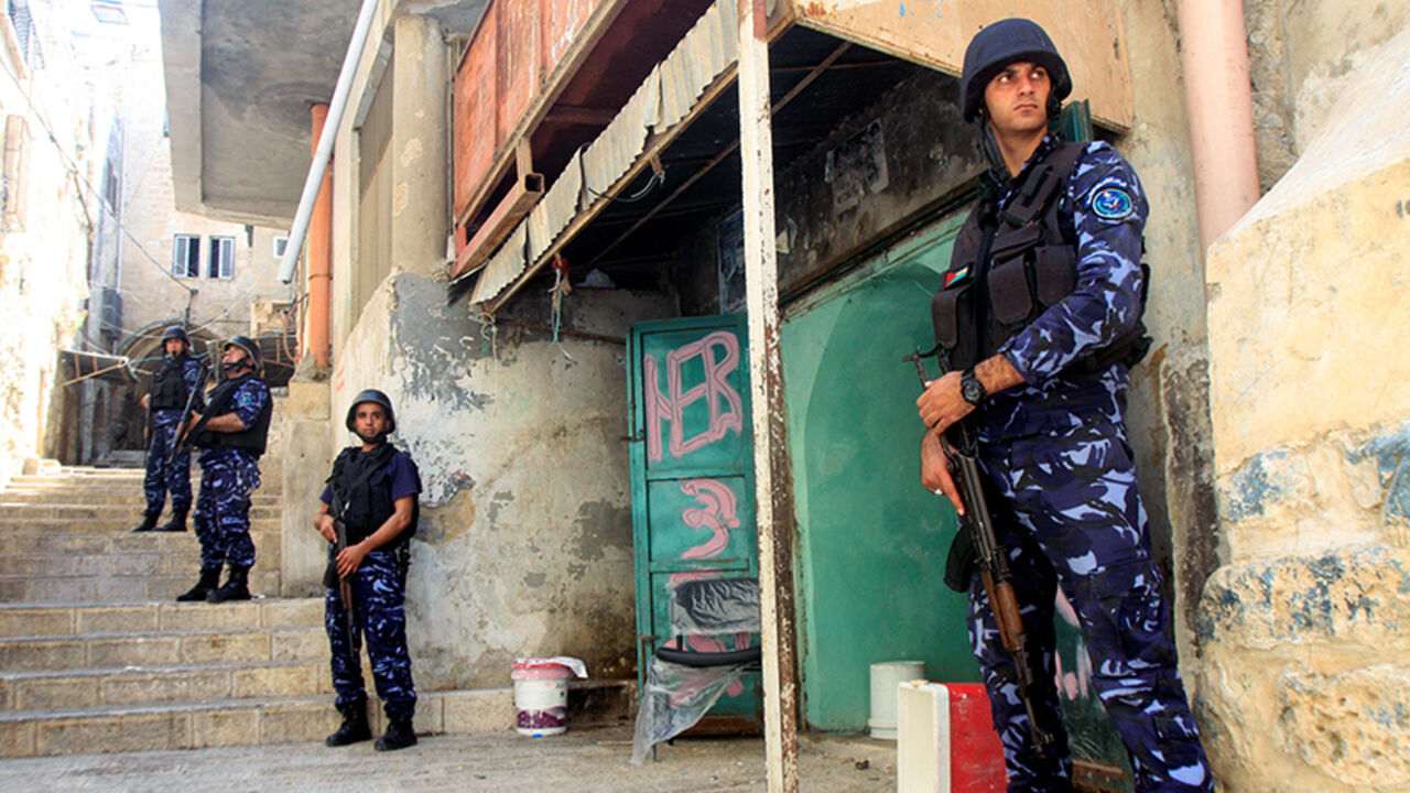 PALESTINIANS-CRIME/ Members of Palestinian security forces take position during a raid following clashes with Palestinian gunmen in the old town of the West Bank city of Nablus, August 19, 2016. REUTERS/Abed Omar Qusini - RTX2M0WF