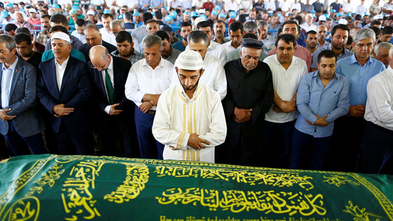 TURKEY-BLAST/ Family members and friends of Kumri Ilter, one of the victims of Saturday's suicide bombing at a wedding, attend her funeral ceremony in southeastern city of Gaziantep, Turkey, August 22, 2016. REUTERS/Osman Orsal. - RTX2MK3G