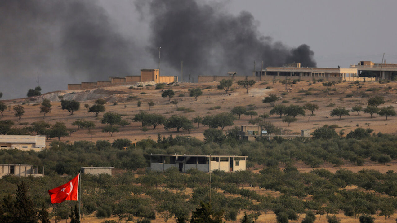 Smoke rises from the Syrian border town of Jarablus as it is pictured from the Turkish town of Karkamis, in the southeastern Gaziantep province Smoke rises from the Syrian border town of Jarablus as it is pictured from the Turkish town of Karkamis, in the southeastern Gaziantep province, Turkey, August 24, 2016. REUTERS/Umit Bektas - RTX2MVAL