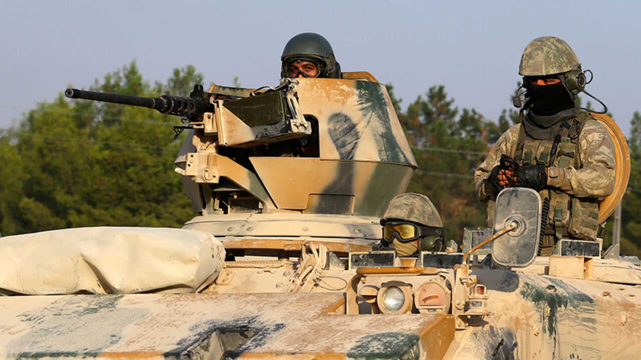 MIDEAST-CRISIS/SYRIA-TURKEY Turkish soldiers on an armoured personnel carrier drive towards the border in Karkamis on the Turkish-Syrian border in the southeastern Gaziantep province, Turkey, August 27, 2016. REUTERS/Umit Bektas - RTX2N8HY