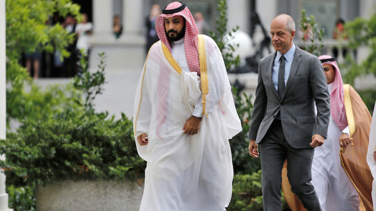 SAUDI-USA/OBAMA Saudi Arabia's Deputy Crown Prince and Minister of Defense Mohammed Bin Salman (L) arrives at the Oval Office of the White House for a meeting with U.S. President Barack Obama in Washington, U.S., June 17, 2016. REUTERS/Carlos Barria - RTX2GS4R