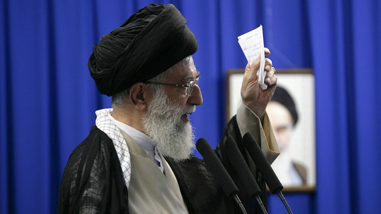 IRAN-ELECTION/ EDITORS' NOTE: Reuters and other foreign media are subject to Iranian restrictions on their ability to report, film or take pictures in Tehran.
Iran's Supreme Leader Ayatollah Ali Khamenei delivers a sermon during Friday prayers at Tehran University June 19, 2009. Khamenei on Friday demanded an end to street protests that have shaken the country since a disputed presidential election a week ago and said any bloodshed would be their leaders' fault. REUTERS/Morteza Nikoubazl (IRAN POLITICS ELECTIONS RELIGI