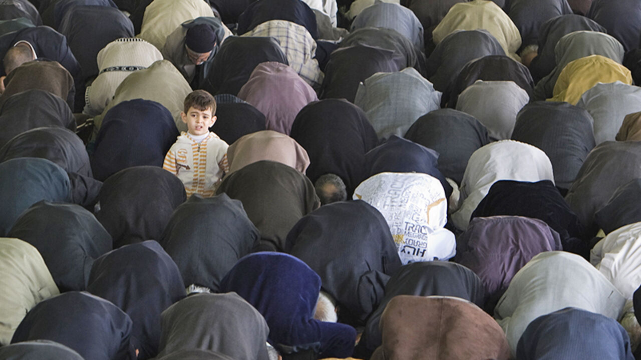 IRAN/ EDITORS' NOTE: Reuters and other foreign media are subject to Iranian restrictions on their ability to film or take pictures in Tehran.
Iranian worshipers pray during Friday prayers in Tehran February 26, 2010. REUTERS/Raheb Homavandi (IRAN - Tags: RELIGION POLITICS) - RTR2AY0J
