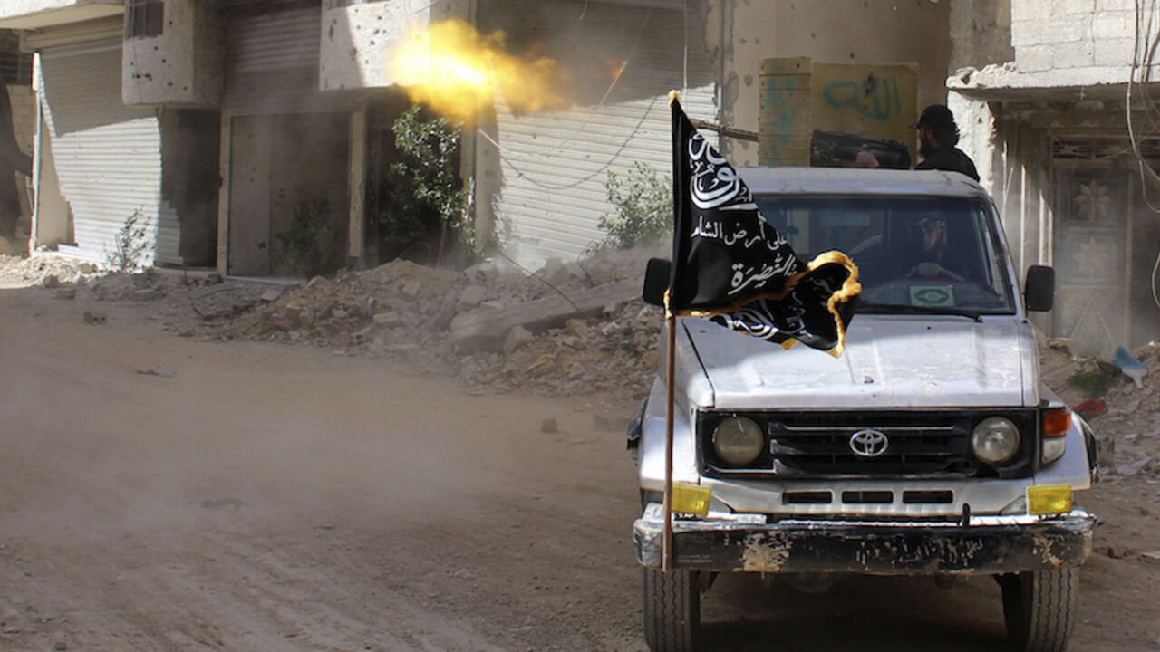 SYRIA-CRISIS/ A member of the Islamist Syrian rebel group Jabhat al-Nusra fires during clashes with Syrian forces in eastern al-Ghouta, near Damascus April 8, 2014. Picture taken April 8, 2014. REUTERS/Ammar Al-Bushy ( SYRIA - Tags: POLITICS CIVIL UNREST CONFLICT) - RTR3KIUC
