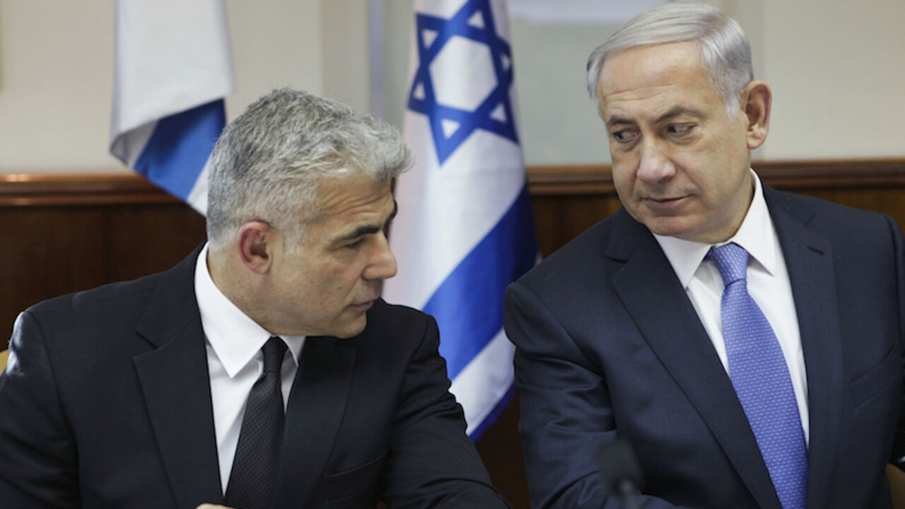 ISRAEL-BUDGET/CABINET Israel's Prime Minister Benjamin Netanyahu (R) and Finance Minister Yair Lapid attend a cabinet meeting in Jerusalem October 7, 2014. REUTERS/Dan Balilty/Pool (JERUSALEM - Tags: POLITICS BUSINESS) - RTR499SO