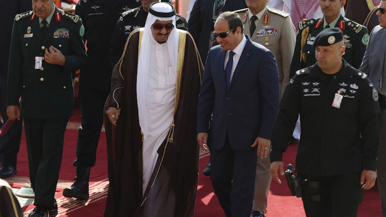 SAUDI-SOUTHAMERICA/SUMMIT Saudi King Salman bin Abdulaziz (C-L) walks with Egypt's President Abdel Fattah al-Sisi during a welcoming ceremony upon al-Sisi's arrival to attend the Summit of South American-Arab Countries, in Riyadh November 10, 2015. REUTERS/Faisal Al Nasser TPX IMAGES OF THE DAY - RTS6BGC
