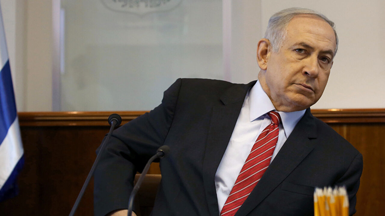 ISRAEL-POLITICS/ Israeli Prime Minister Benjamin Netanyahu looks on as he chairs the weekly cabinet meeting at his Jerusalem office on September 11, 2016. REUTERS/Gali Tibbon/Pool - RTSN7M0