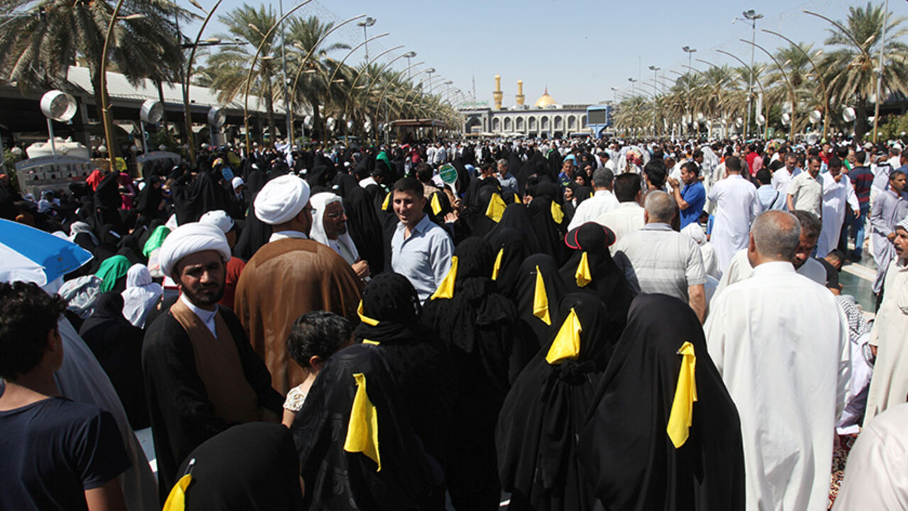 SAUDI-HAJ/IRAQ-IRAN Iranian pilgrims gather outside the Imam Hussein and Imam Abbas shrines in Kerbala, southwest of Baghdad, September 11, 2016. REUTERS/Alaa Al-Marjani - RTSN8JH