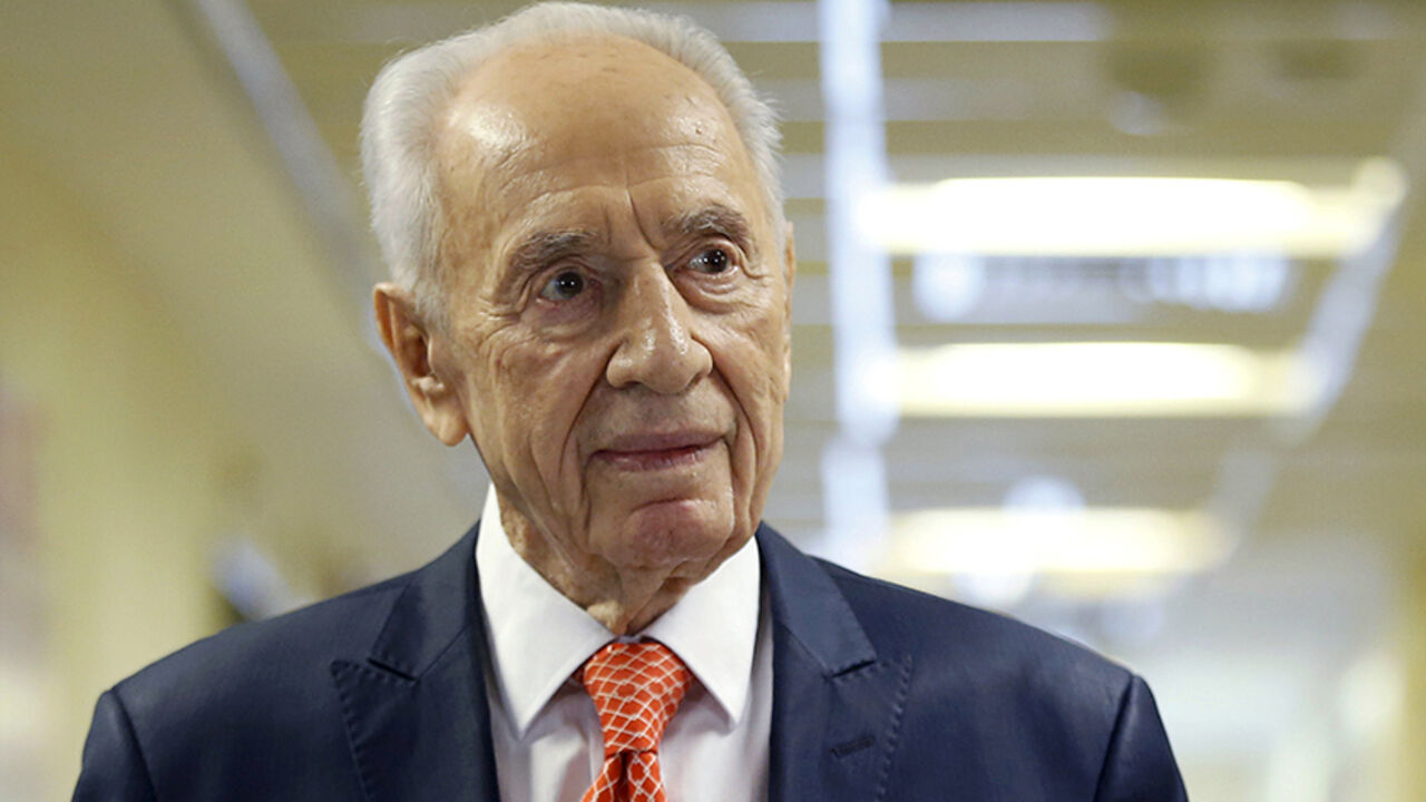 ISRAEL-PERES/ Former Israeli President Shimon Peres delivers a statement to the media as he is discharged from a hospital near Tel Aviv, January 19, 2016. REUTERS/Baz Ratner/File Photo - RTSNKPV
