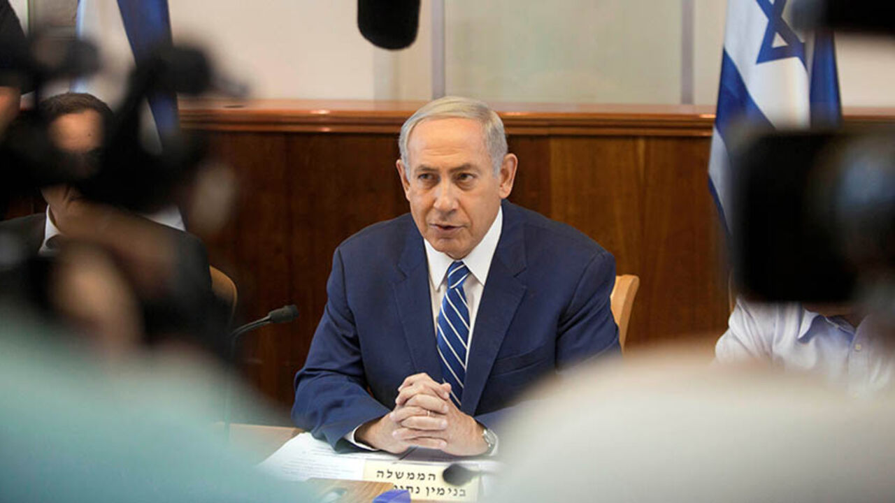 ISRAEL-POLITICS/ Israeli Prime Minister Benjamin Netanyahu attends a weekly cabinet meeting in Jerusalem, September 18, 2016. REUTERS/Dan Balilty/Pool - RTSO8IN