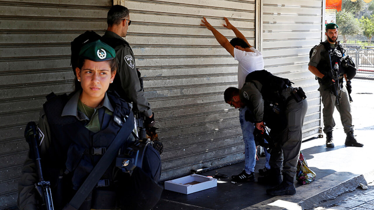 ISRAEL-PALESTINIANS/VIOLENCE Israeli border policemen perform a body search on a Palestinian following a stabbing attack on two Israeli police officers near Jerusalem's Old City September 19, 2016. REUTERS/Ammar Awad TPX IMAGES OF THE DAY - RTSODQN