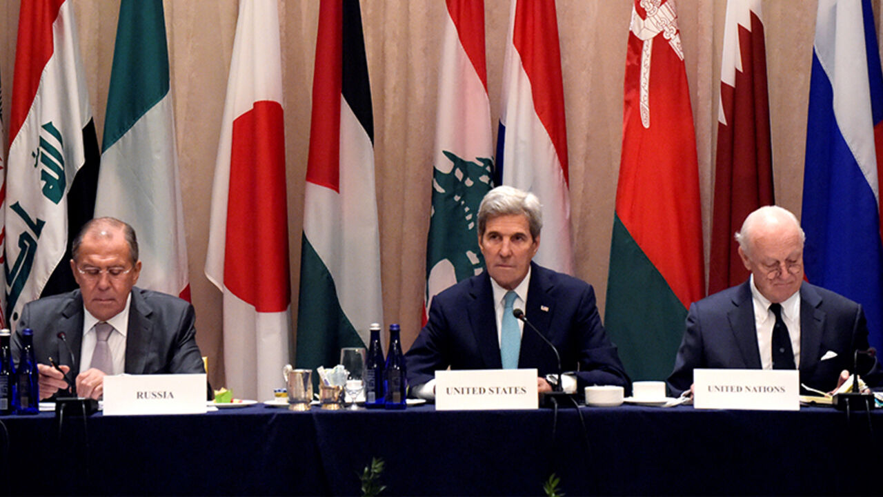 U.S. Secretary of State John Kerry (C), United Nations Special Envoy for Syria Staffan de Mistura and Russian Foreign Minister Sergei Lavrov (L) attend the International Syria Support Group Meeting at the Palace Hotel in Manhattan, New York, U.S., September 20, 2016.  REUTERS/Darren Ornitz - RTSOL96