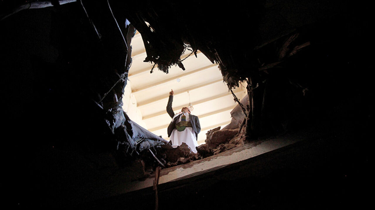 YEMEN-SECURITY// A man looks from the roof of a house destroyed by a Saudi-led air strike in old Sanaa city, Yemen, September 24, 2016. REUTERS/Mohamed al-Sayaghi - RTSP8QJ