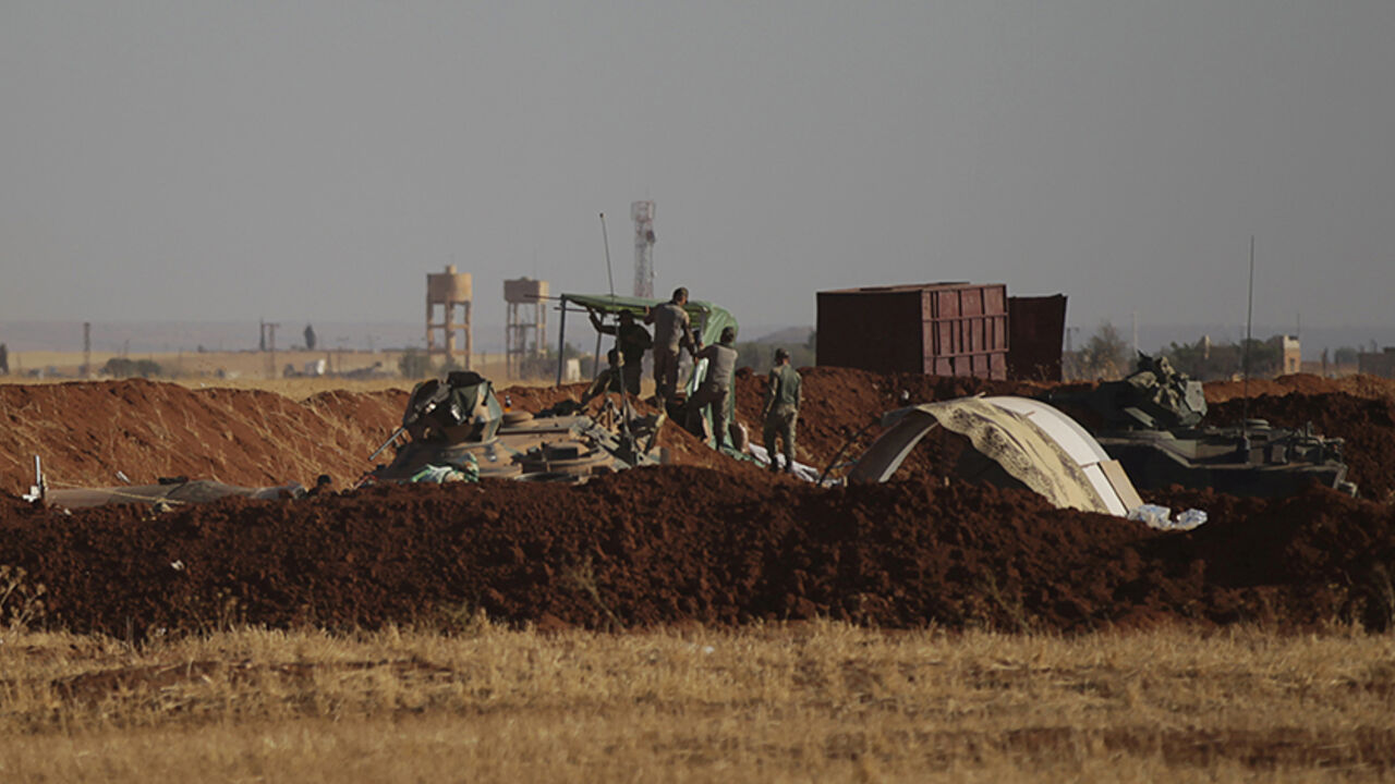 Turkish army soldiers stand guard at their position near the northern Syrian rebel-controlled town of al-Rai, in Aleppo Governorate, Syria, September 27, 2016. REUTERS/Khalil Ashawi  - RTSPPGG