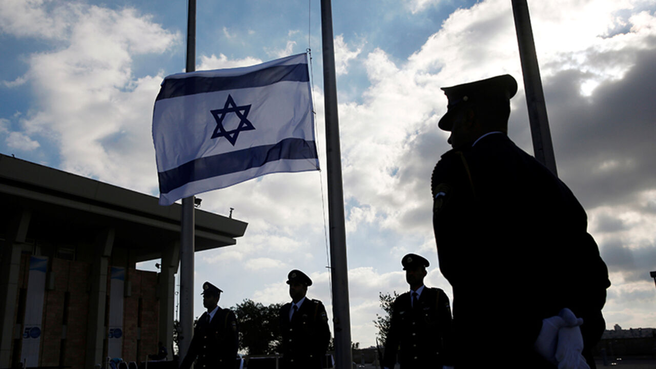 ISRAEL-PERES/ Israeli presidential guards stand next to national flag which was lowered to half mast during a ceremony marking the death of former Israeli President Shimon Peres, at the Knesset, the Israeli parliament in Jerusalem September 28, 2016. REUTERS/Ronen Zvulun - RTSPUZ8