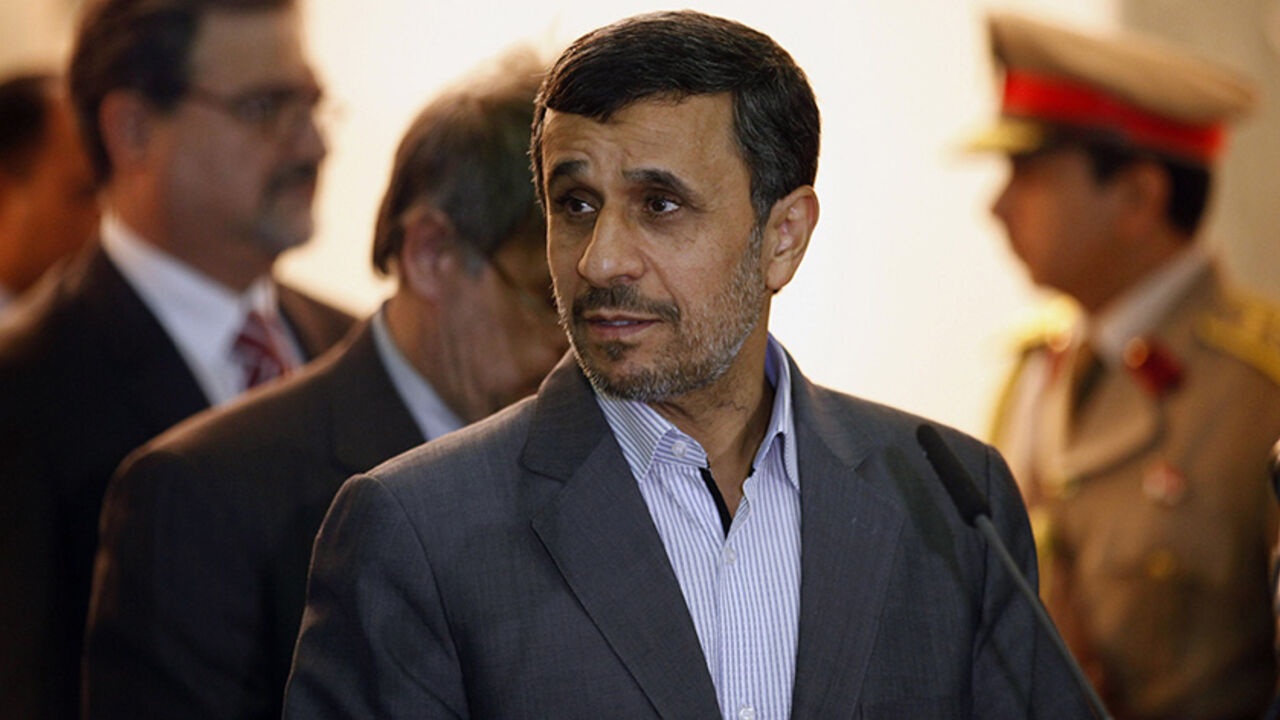 IRAQ/ Iran's President Mahmoud Ahmadinejad (C) meets with Iraq's Vice President Khudair al-Khuzaie (not seen) during his visit in Baghdad July 18, 2013. REUTERS/Hadi Mizban/Pool (IRAQ - Tags: POLITICS) - RTX11QSK