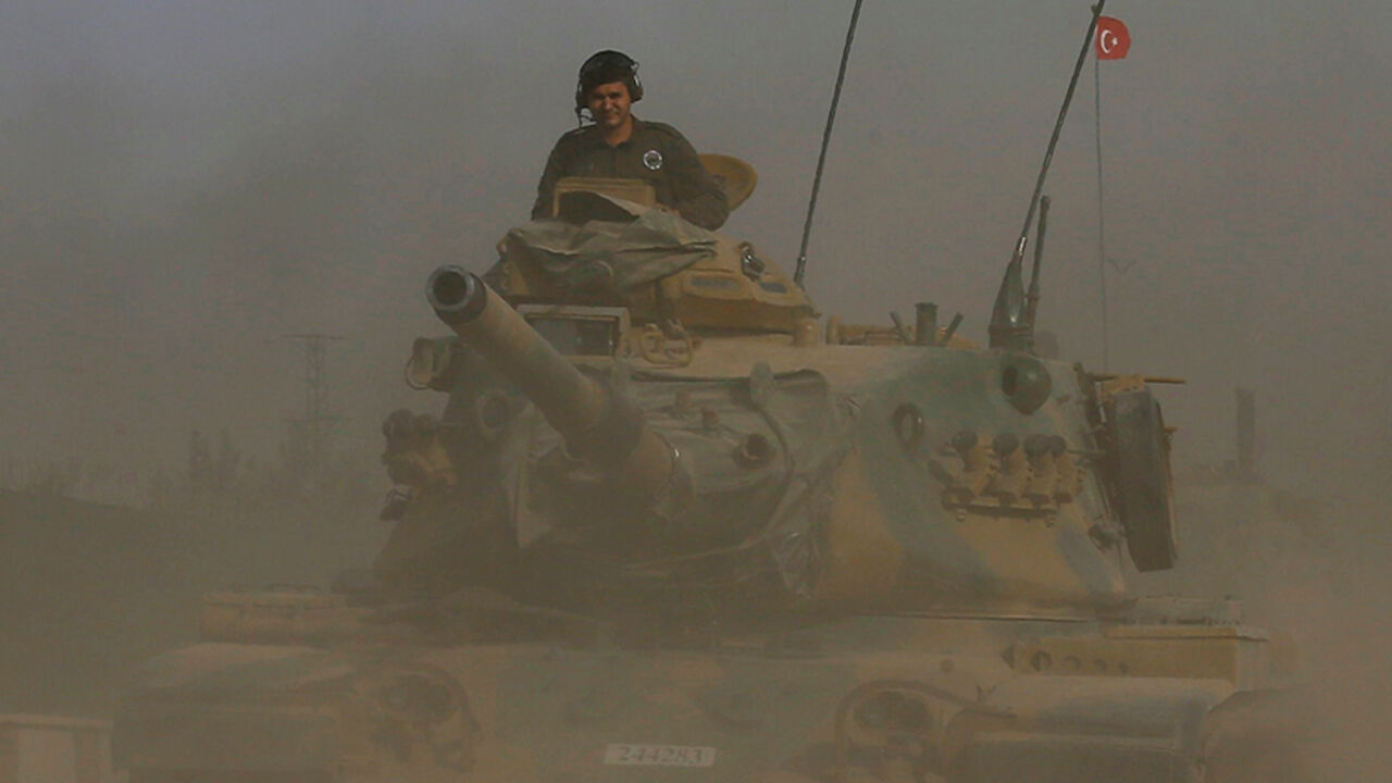 MIDEAST-CRISIS/SYRIA-TURKEY A Turkish army tank drives towards to the border in Karkamis on the Turkish-Syrian border in the southeastern Gaziantep province, Turkey, August 25, 2016. REUTERS/Umit Bektas - RTX2MYVZ