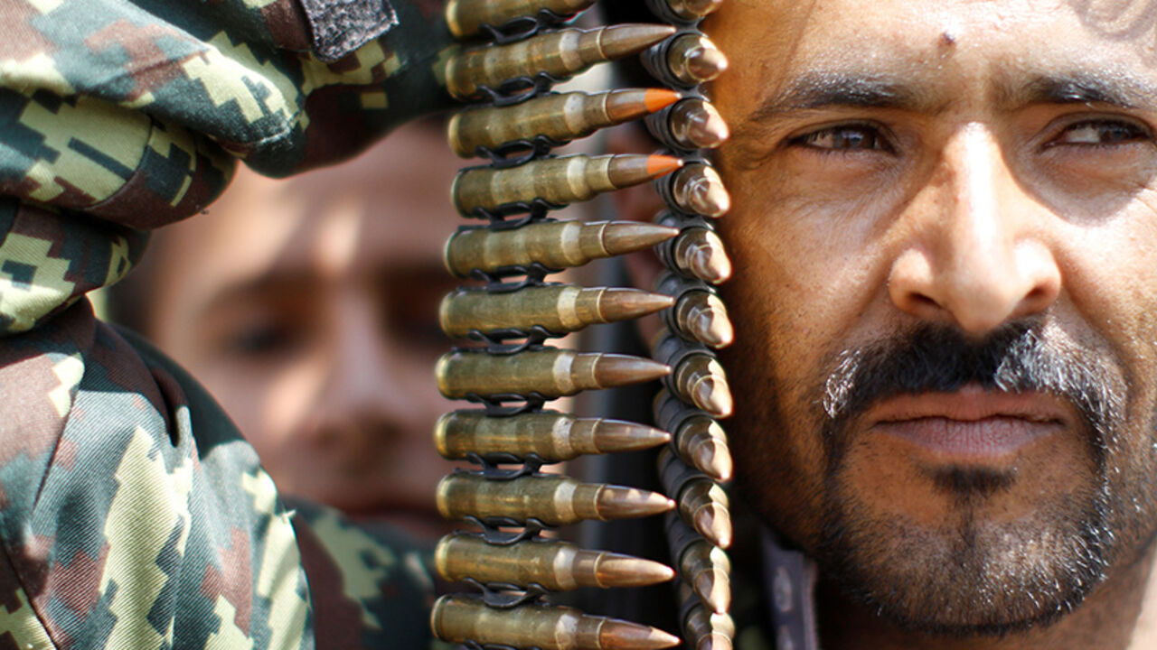YEMEN-SECURITY/ An armed man loyal to the Houthi movement holds up ammunition as he gathers to protest against the Saudi-backed exiled government deciding to cut off the Yemeni central bank from the outside world, in the capital Sanaa, Yemen August 25, 2016. REUTERS/Mohamed al-Sayaghi - RTX2N19E