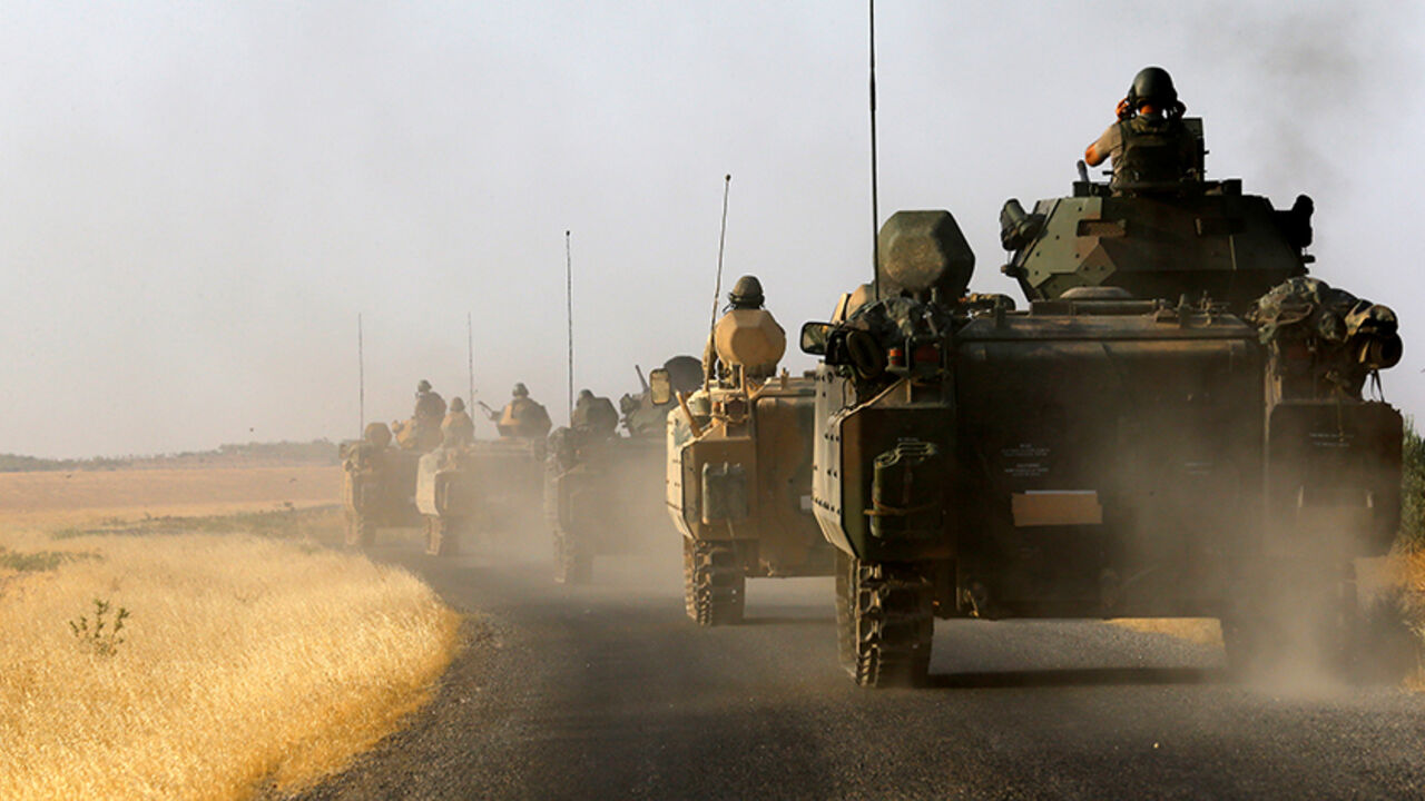 MIDEAST-CRISIS/SYRIA-TURKEY Turkish armoured personnel carriers drive towards the border in Karkamis on the Turkish-Syrian border in the southeastern Gaziantep province, Turkey, August 27, 2016. REUTERS/Umit Bektas - RTX2N8HX