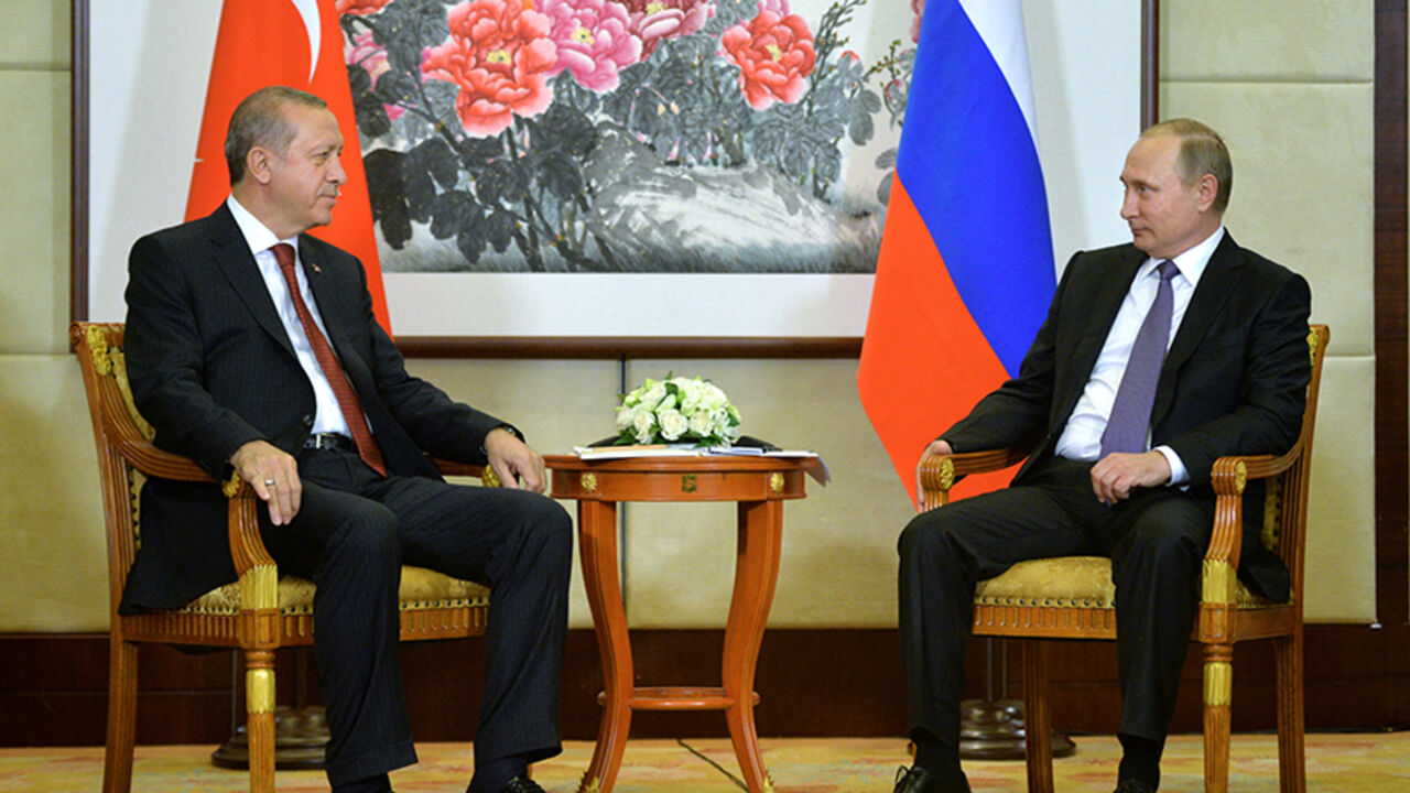G20-CHINA/ Russian President Vladimir Putin (R) meets with his Turkish counterpart Recep Tayyip Erdogan ahead of the G20 Summit in Hangzhou, China September 3, 2016. Sputnik/Kremlin/Alexei Druzhinin/via REUTERS ATTENTION EDITORS - THIS IMAGE WAS PROVIDED BY A THIRD PARTY. EDITORIAL USE ONLY. - RTX2NZZP