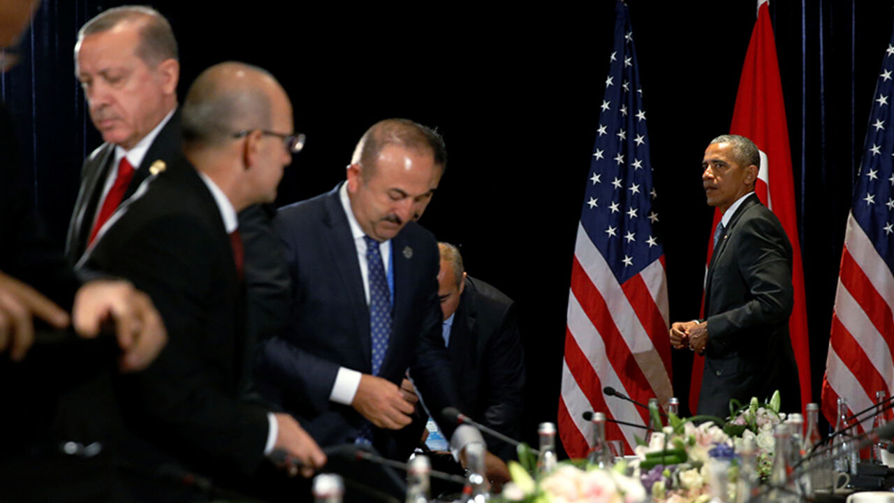 G20-CHINA/ U.S. President Barack Obama (R) tracks down Turkey's President Tayyip Erdogan (2nd L) for a brief private conversation after they gave remarks to reporters following their bilateral meeting alongside the G20 Summit in Hangzhou, China September 4, 2016. REUTERS/Jonathan Ernst TPX IMAGES OF THE DAY - RTX2O2NQ