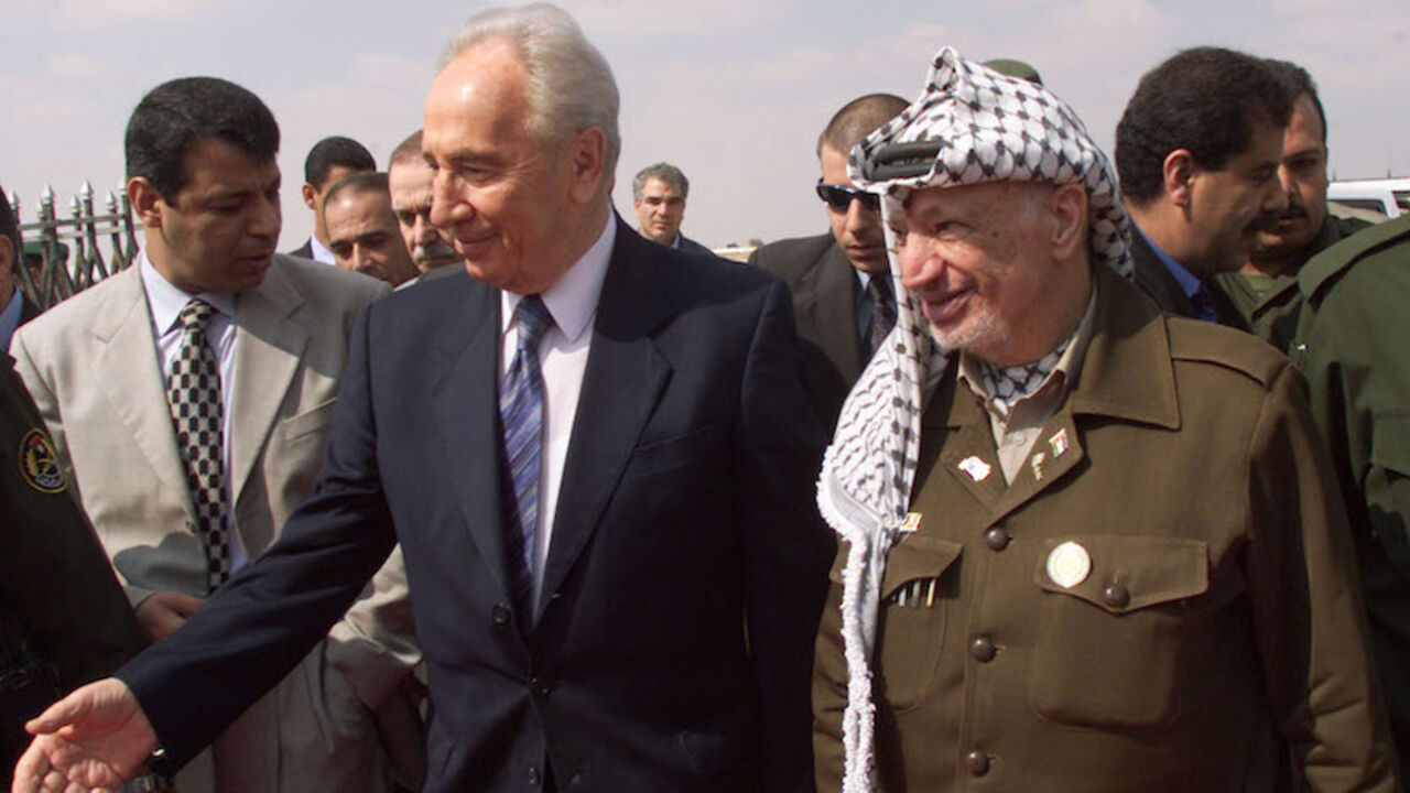 MIDEAST Israeli Foreign Minister Shimon Peres ( L) and Palestinian President Yasser Arafat (R) arrive for a meeting at the Gaza airport in Rafah September 26, 2001. Arafat and Peres met for a long awaited meeting to discuss steps to a peace agreement between Israel and the Palestinians. - RTXKROT