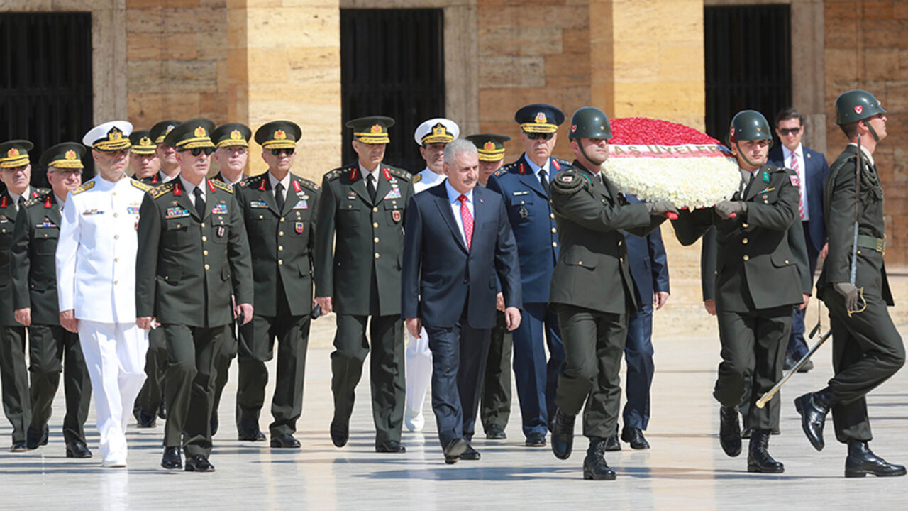AFP_DN4H9 Turkey's Prime Minister Binali Yildirim (2-R) and Chief of the General Staff of the Turkish Armed Forces, Hulusi Akar (L) are seen during Turkish Supreme Military Council (YAS) members' visit at Anitkabir, mausoleum of Mustafa Kemal Ataturk in Ankara, on July 28, 2016. / AFP / ADEM ALTAN (Photo credit should read ADEM ALTAN/AFP/Getty Images)