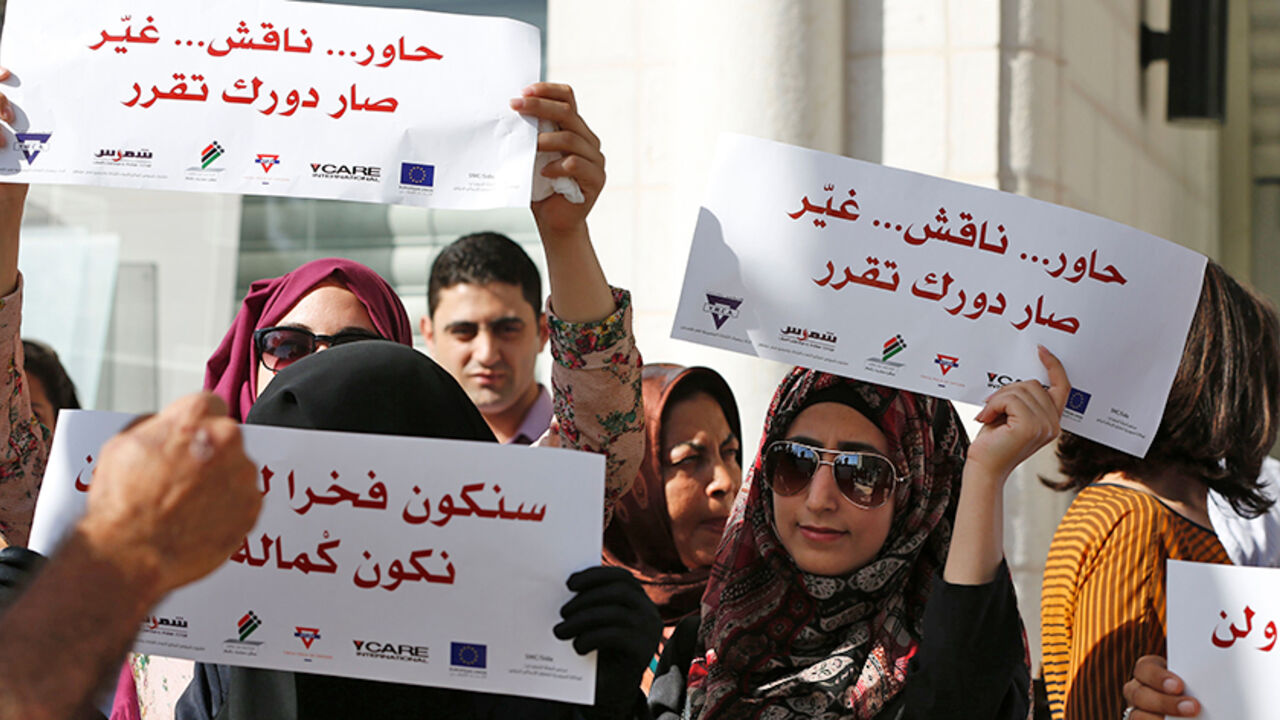 AFP_GC77K Palestinians demonstrate in front of the hight court in the West Bank city of Ramallah calling authorities not to postpone local elections, on September 21, 2016.
Palestinian municipal polls scheduled for October 8 were officially postponed after a court delayed a ruling on whether to hold the first vote since 2006 to include both Fatah and Hamas.
/ AFP / ABBAS MOMANI (Photo credit should read ABBAS MOMANI/AFP/Getty Images)
