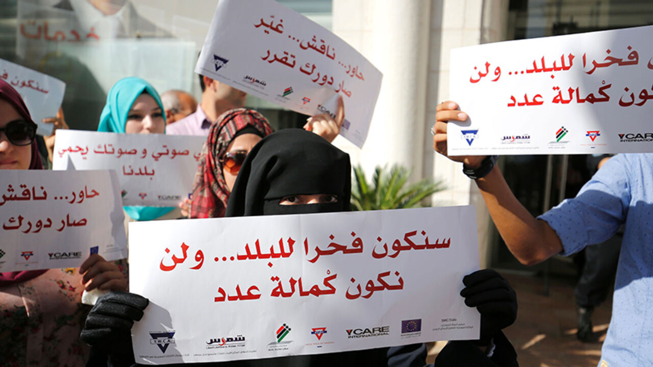 AFP_GC77H Palestinians demonstrate in front of the hight court in the West Bank city of Ramallah calling authorities not to postpone local elections, on September 21, 2016.
Palestinian municipal polls scheduled for October 8 were officially postponed after a court delayed a ruling on whether to hold the first vote since 2006 to include both Fatah and Hamas.
/ AFP / ABBAS MOMANI (Photo credit should read ABBAS MOMANI/AFP/Getty Images)