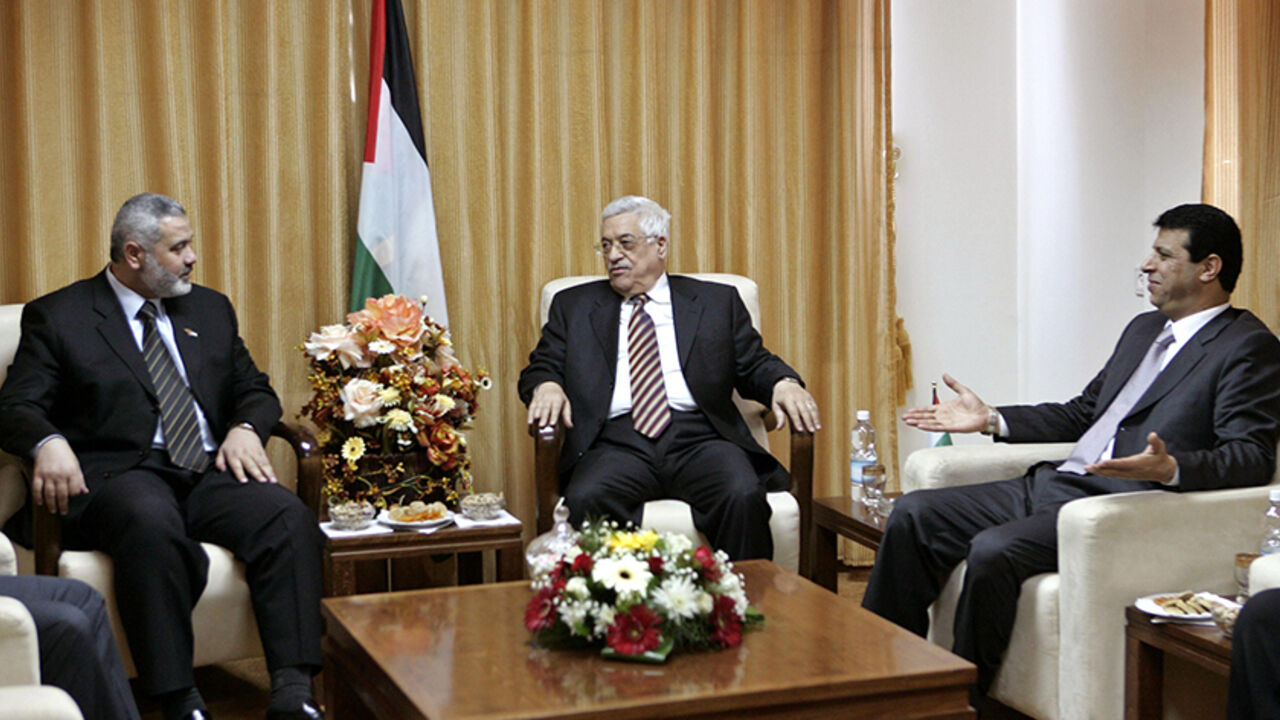 MIDEAST Palestinian President Mahmoud Abbas (C) and Palestinian security adviser Mohammad Dahlan (R) attend a meeting with Prime Minister Ismail Haniyeh in Gaza April 5, 2007. REUTERS/Mohammed Salem (GAZA) - RTR1OBRZ