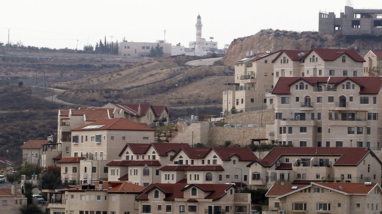 PALESTINIANS-ISRAEL/UN A mosque in the Palestinian West Bank village of Abdullah Ibrahim (rear) is seen behind houses in West Bank Jewish settlement of Efrat, near Bethlehem December 22, 2011. Israel on Wednesday said four European U.N. Security Council members should support a resumption of stalled Israeli-Palestinian peace talks because their criticism of the Jewish state, including it's construction of new settlements, could sideline them from negotiations. REUTERS/Baz Ratner (WEST BANK - Tags: POLITICS) - RTR2VJOQ