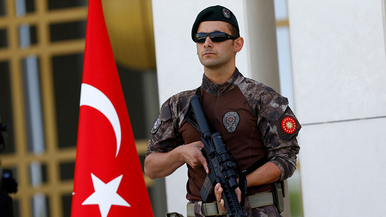 TURKEY-SECURITY/ A Turkish special forces police officer guards the entrance of the Presidential Palace in Ankara, Turkey, August 5, 2016. REUTERS/Umit Bektas - RTSL6LJ
