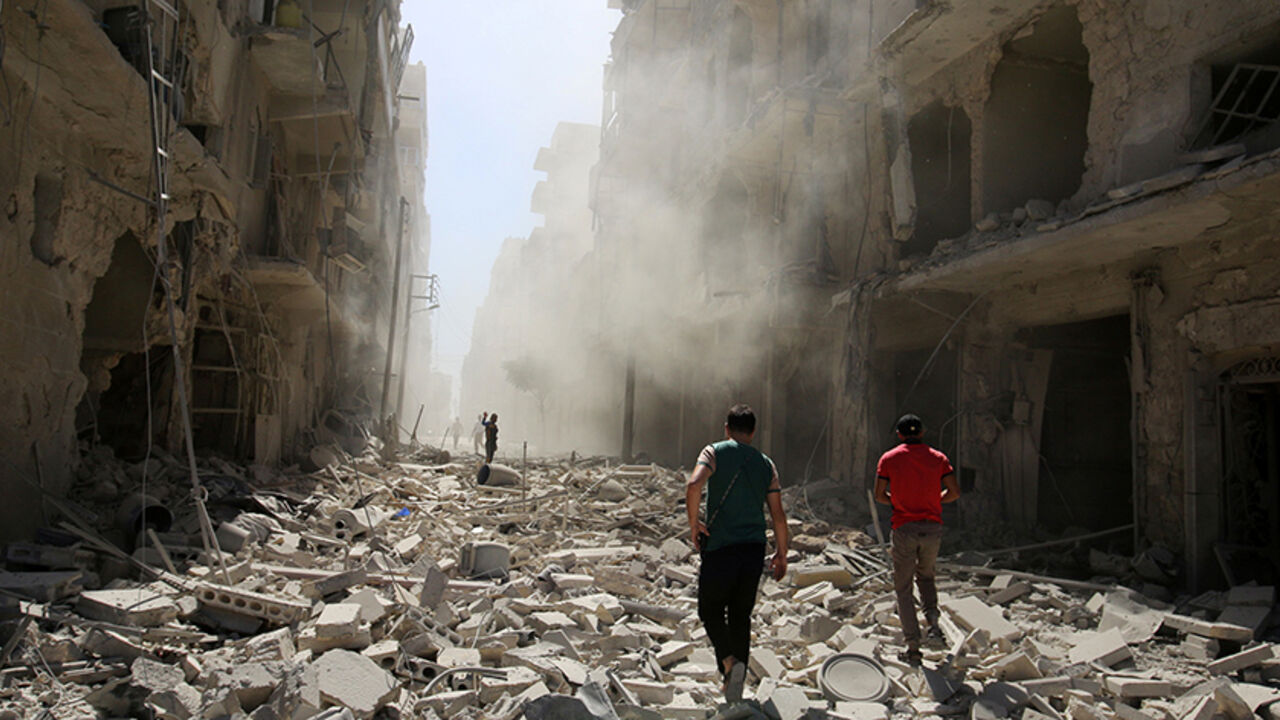 Men inspect the damage after an airstrike on the rebel held al-Qaterji neighbourhood of Aleppo, Syria September 25, 2016. REUTERS/Abdalrhman Ismail  - RTSPBZ8