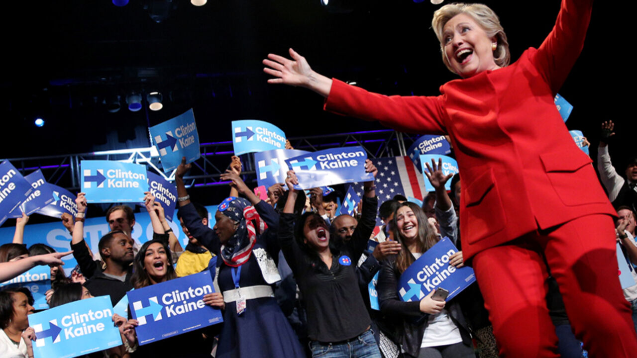 USA-ELECTION/DEBATE U.S. Democratic presidential candidate Hillary Clinton reacts as she arrive to meet with campaign supporters after the first presidential debate with Republican presidential nominee Donald Trump, in Westbury, New York, U.S., September 26, 2016. REUTERS/Carlos Barria - RTSPKZ8