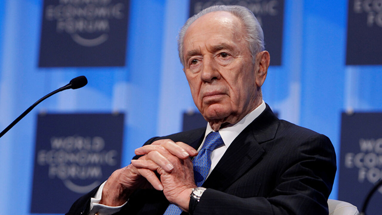 ISRAEL-PERES/ Israel's President Shimon Peres attends a session at the World Economic Forum (WEF) in Davos in this January 28, 2010 file photo. REUTERS/Arnd Wiegmann/Files - RTSPRKZ