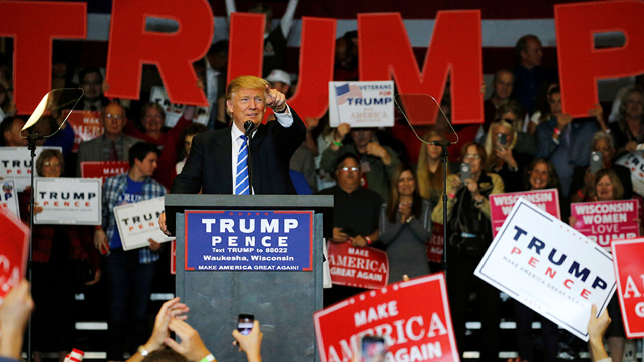 USA-ELECTION/TRUMP Republican presidential nominee Donald Trump holds a rally with supporters in Waukesha, Wisconsin, U.S. September 28, 2016. REUTERS/Jonathan Ernst - RTSPXXP
