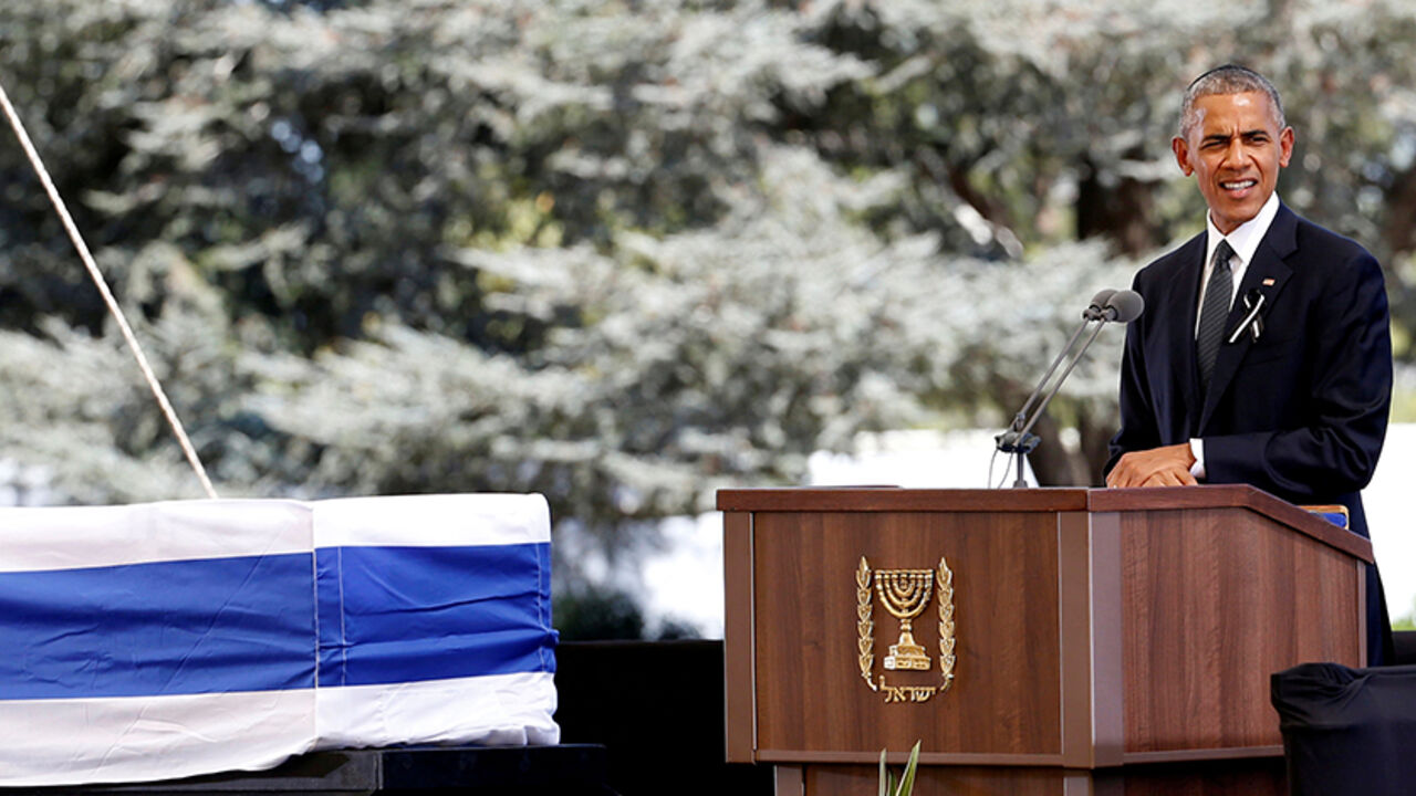 ISRAEL-PERES/ U.S President Barack Obama eulogises former Israeli President Shimon Peres as his flag-draped coffin is seen nearby, during his funeral ceremony at Mount Herzl cemetery in Jerusalem September 30, 2016. REUTERS/Baz Ratner - RTSQ5HB